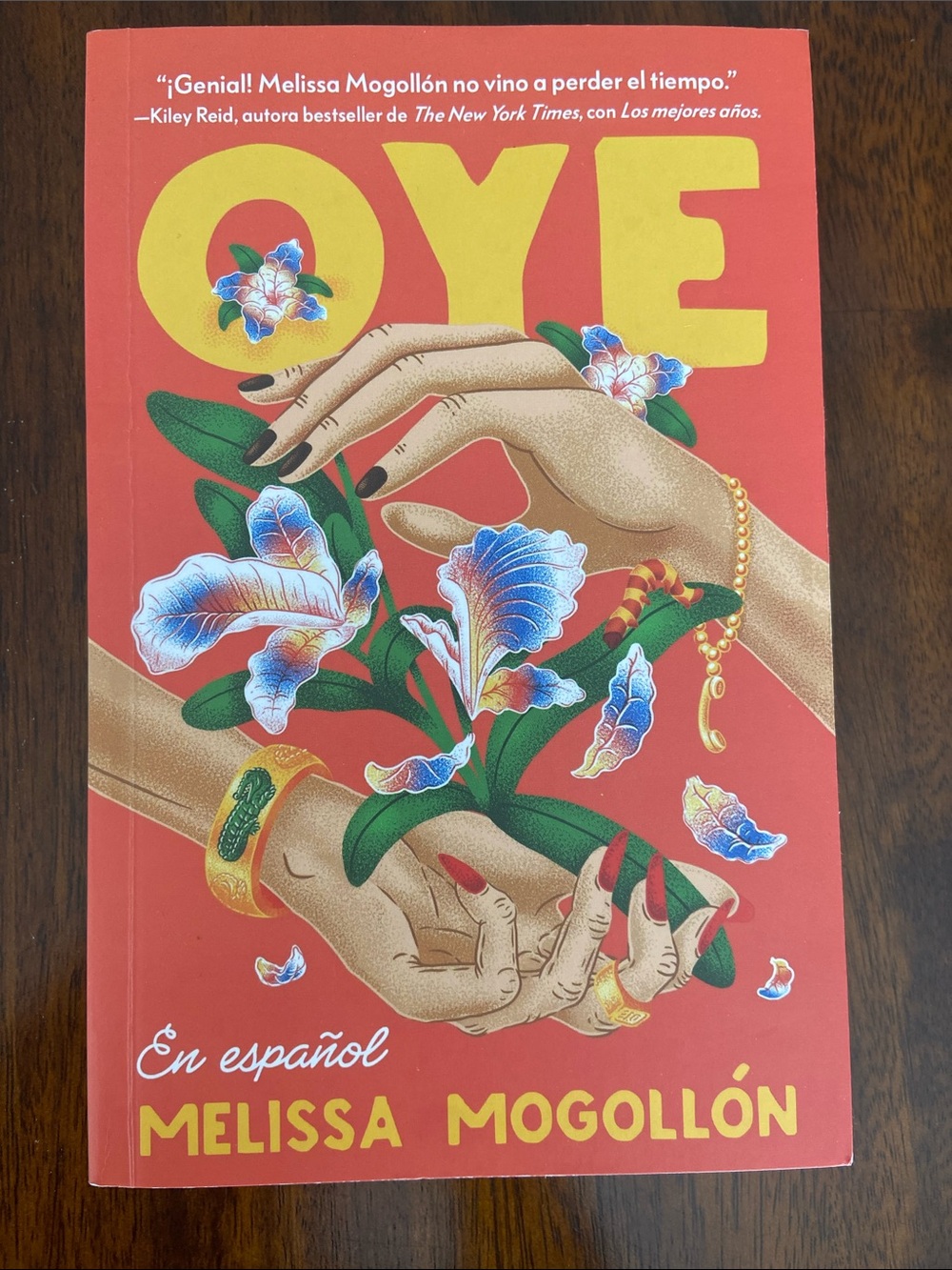 Oye Spanish Paperback Book by Melissa Mogollon